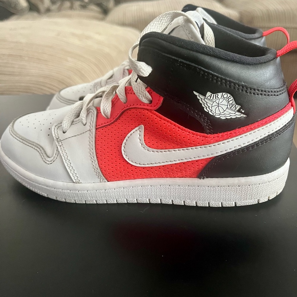 Kids’ Air Jordan 1 Mid SE FB4418016 White infrared size 3Y Used